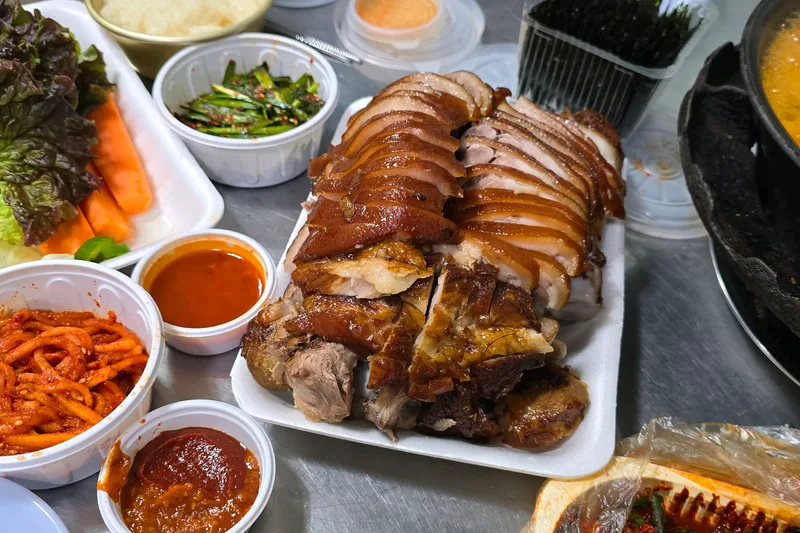 Best Pork Dishes in Dongdaemun - Waglawag Jokbal (와글와글족발)
