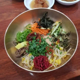 Best Korean Beef in Gaeksa - Hasukyeong Gamassot Bibimbap (하숙영가마솥비빔밥)