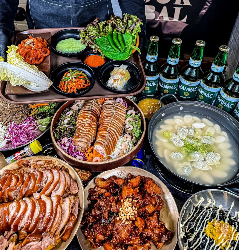 Manjok Ohyang Jokbal (만족오향족발)