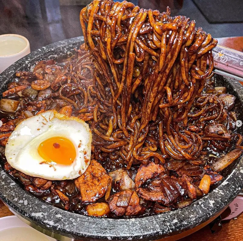 Best Chinese noodle dish in Hyehwa - Haepiniseu Daehakro Branch