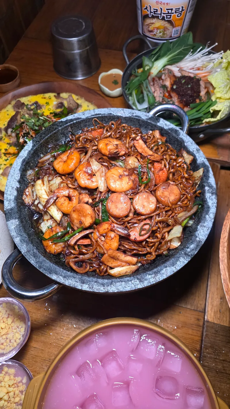 Best Spicy Ramen in Itaewon - Momo-ui Gimyo-han Moheom