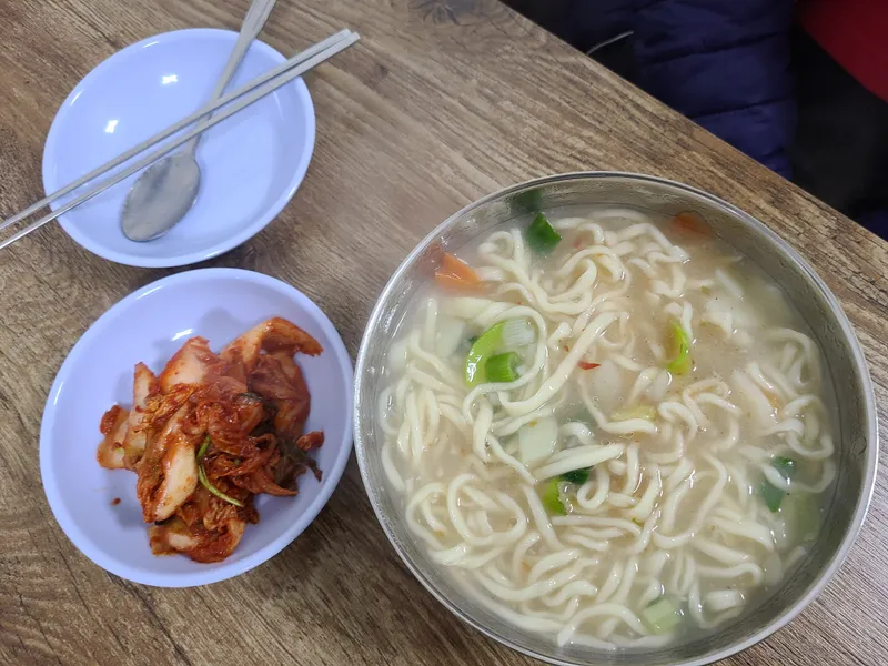 Mejor Handmade Noodle en Seo Po - 소문난손칼국수