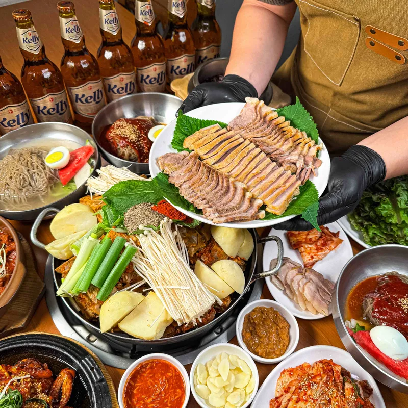 Best Boiled Pork Belly in Yonnam - Songgane Gamjatang Yeonnam Bonjeom