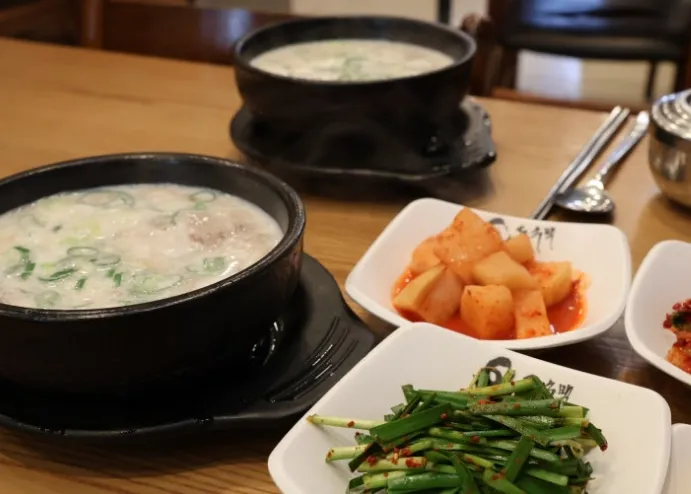 Mejor Korean rice bowl en Hongdae - 돈수백 홍대직영점