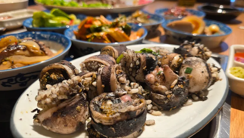 Mejor bo ssam en Sangmu District - 주작상회 별채 이모카세