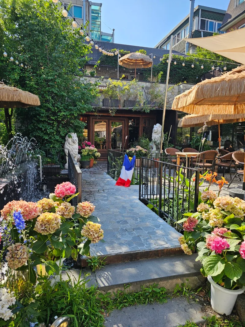 Best Cafe in  - Susanghan Beigle Hongdae