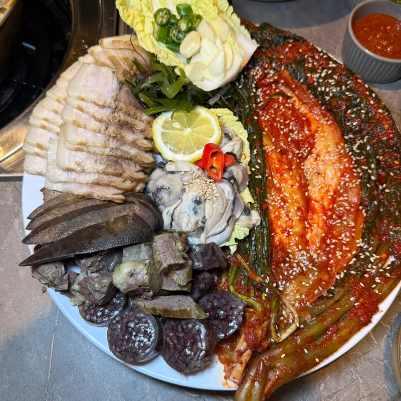 Mejor Korean-style braised pork feet en Jeonpo - 복덕방 전포점