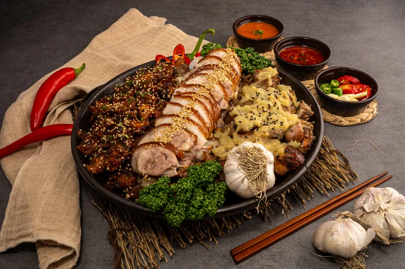 Best Pork Feet in Seolleung - Deo Masinneun Jokbal Bossam Seolleung Bonjeom