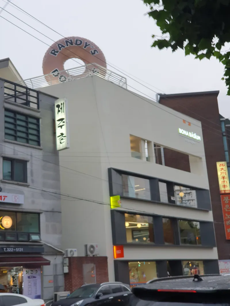 Best cafe in Yeonnam - Raendiseu Donut Yeonnam Branch