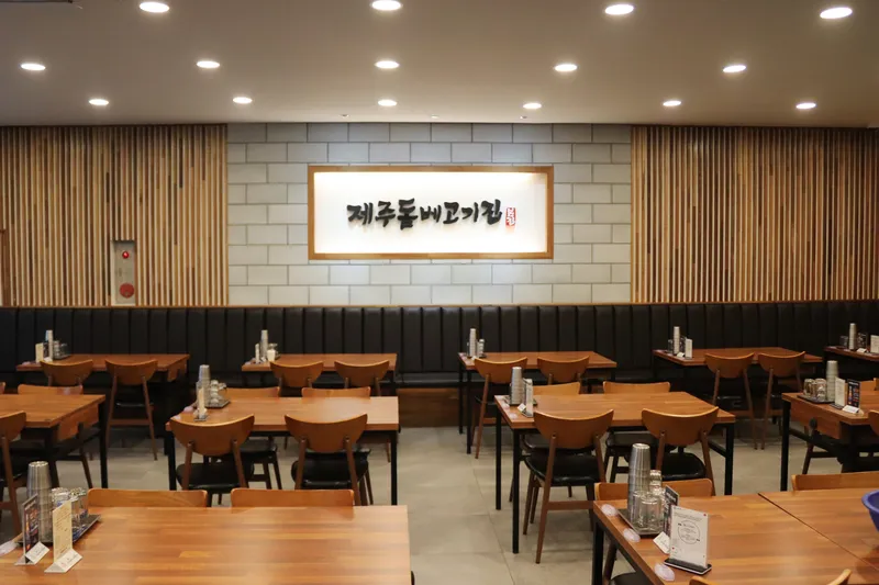 Best Korean-style braised meat in Jeju City - Jeju Dombe Gogijip