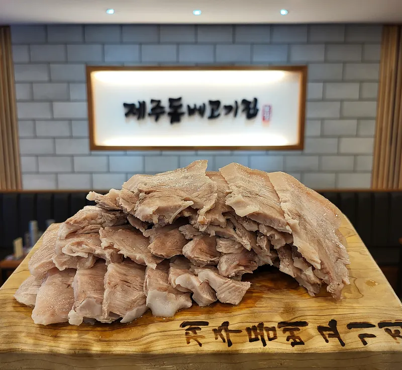 Best Korean-style braised meat in Jeju City - Jeju Dombe Gogijip