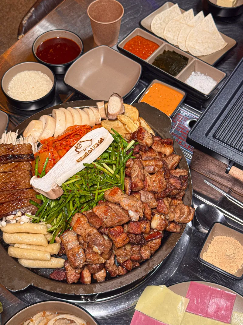 Dwaebong Samgyeopsal Sillim Branch