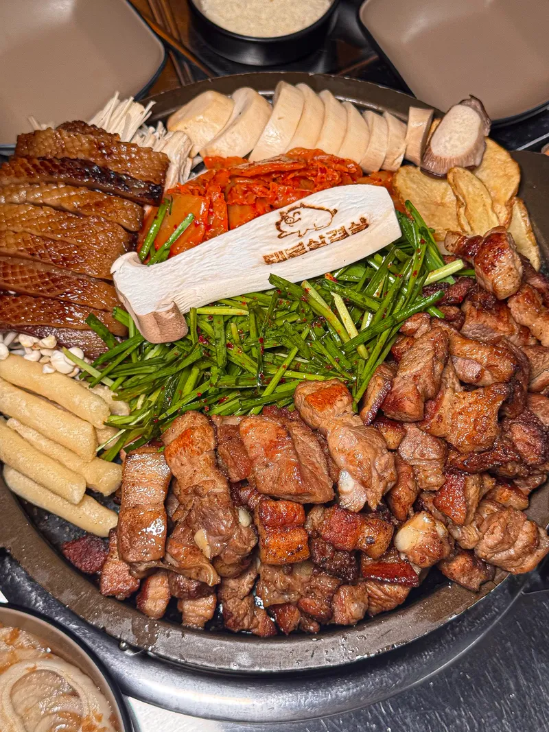 Best pork belly BBQ in Shinrim - Dwaebong Samgyeopsal Sillim Branch