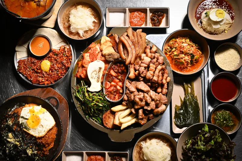 Best pork belly BBQ in Shinrim - Dwaebong Samgyeopsal Sillim Branch