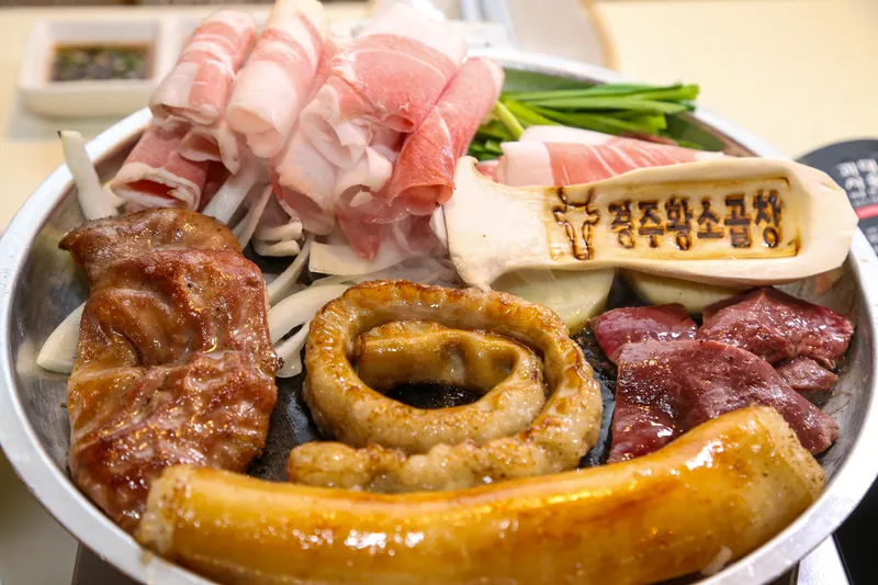 Mejor Grilled Meat en Hwangnidan-gil - 경주황소곱창 황리단길본점