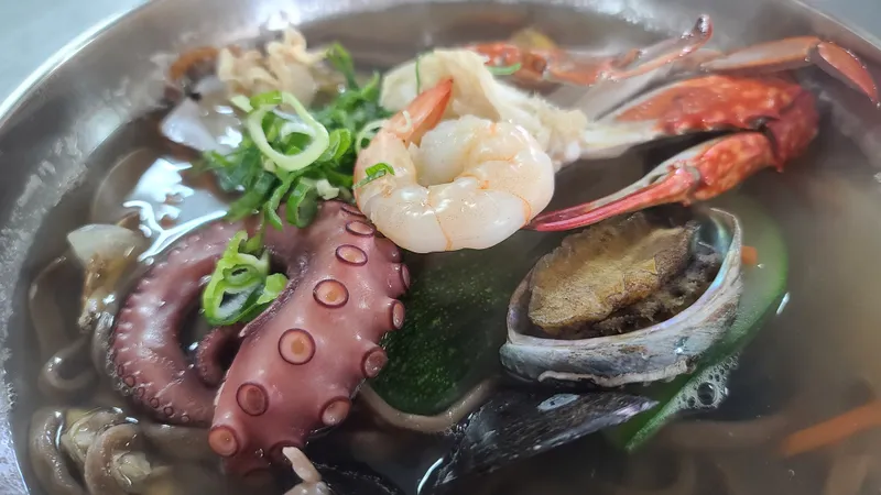 Seongsan Ilchulbong Son Kalguksu
