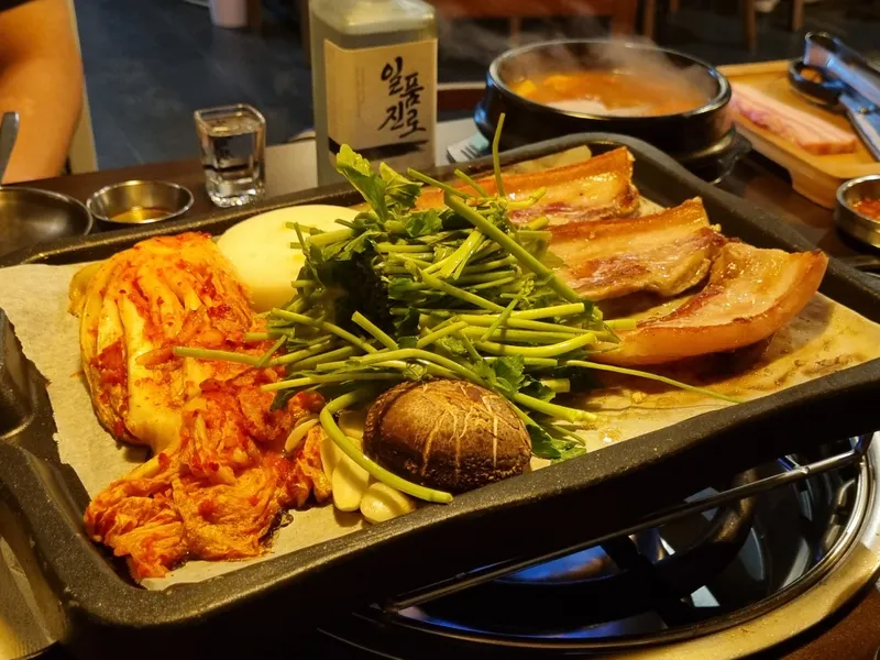 Best grilled pork belly in Yoido - Yeouido Minari Samgyeop Bonjeom