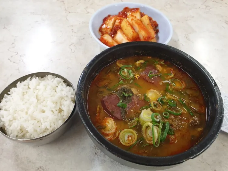 Best Soup & Stew in  - Jangteolbo Seolleongtang Bonjeom