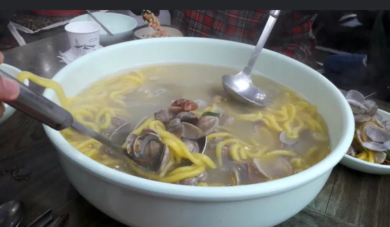 Best Noodles in  - Hwangdobajirak Kalguksu Gildong Bonjeom