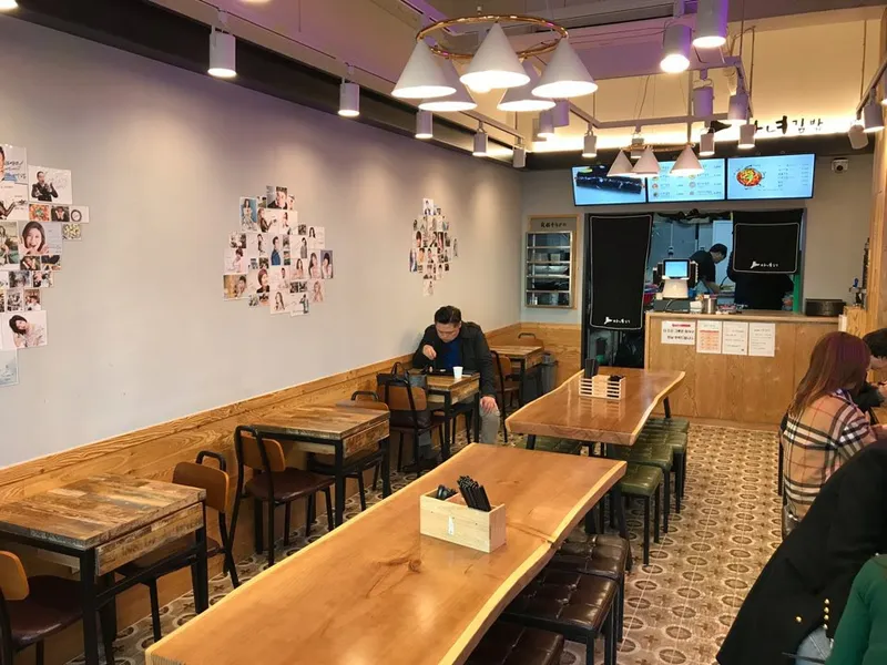 Best Street Food in  - Cheongdamdong Manyeo Gimbap Sinsa Station