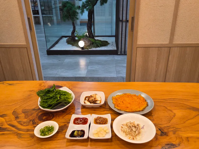 Best Sushi in Sungsan - Seongsanpo Suhyeop Hwareohoe Center