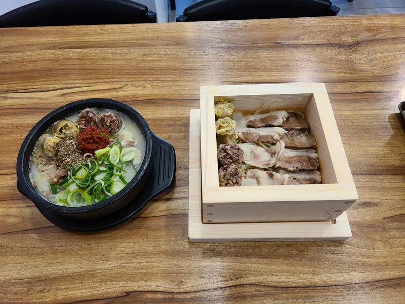 Best Korean Blood Sausage Soup in Sangdo-dong - Bokdoni Gamasot Sundaeguk Gangnam Bonjeom