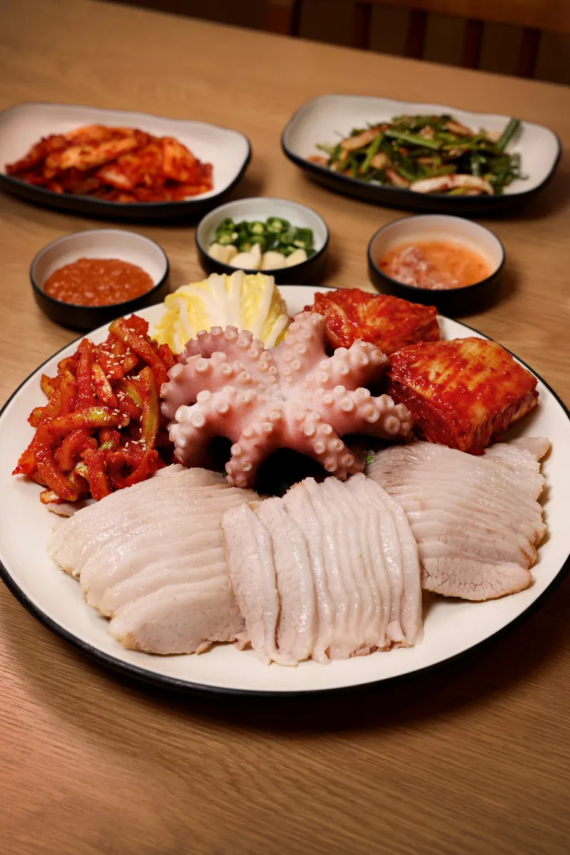 Best Pork Sausage Ramyeon in Wangsimni - Oneul Bossam Kalguksu Wangsimni Bonjeom