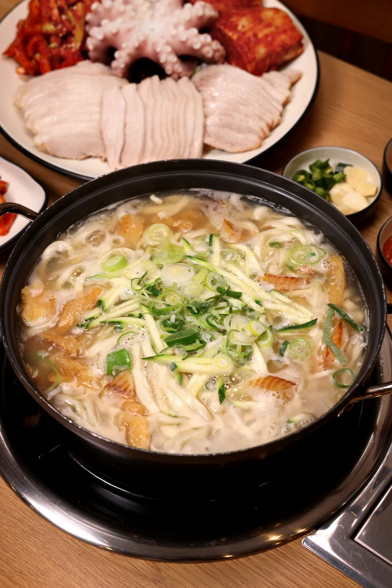 Best Pork Sausage Ramyeon in Wangsimni - Oneul Bossam Kalguksu Wangsimni Bonjeom