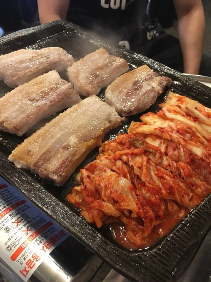 Mejor Korean BBQ en  - 신김치생삼겹살