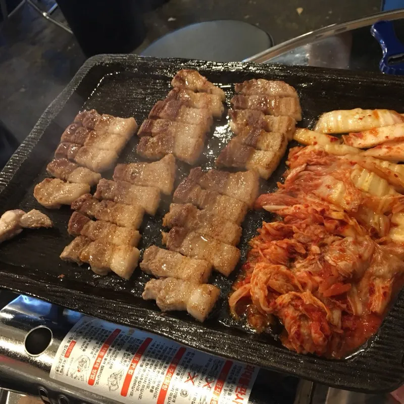 Mejor Korean BBQ en  - 신김치생삼겹살