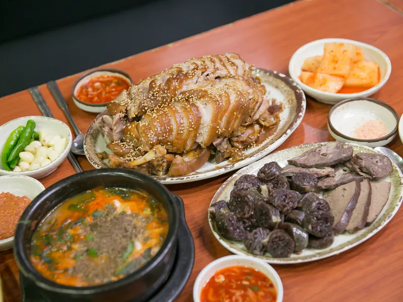 Mejor Traditional Korean Blood Sausage Soup en Mapo - 마포소문난원조족발