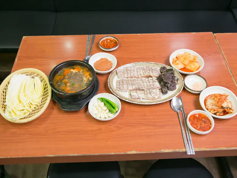 Mejor Traditional Korean Blood Sausage Soup en Mapo - 마포소문난원조족발