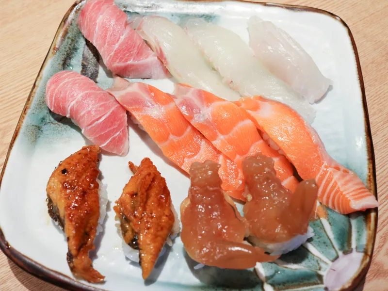 Mejor Raw Fish Dish en Gangda - 호야초밥참치 본점