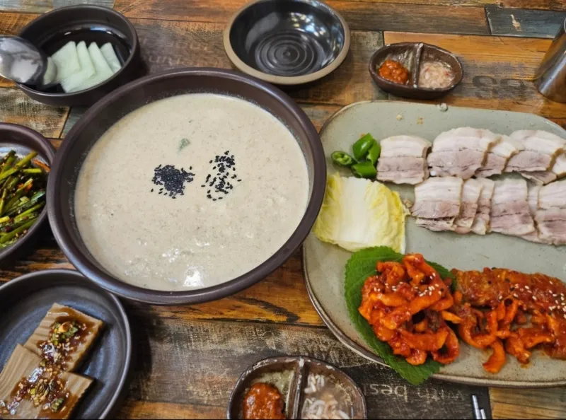 Best Trotters in Yeouido - Pulhyanggi Bossam Kalguksu