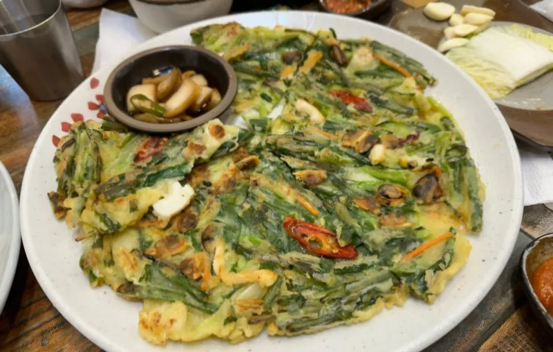 Best Trotters in Yeouido - Pulhyanggi Bossam Kalguksu