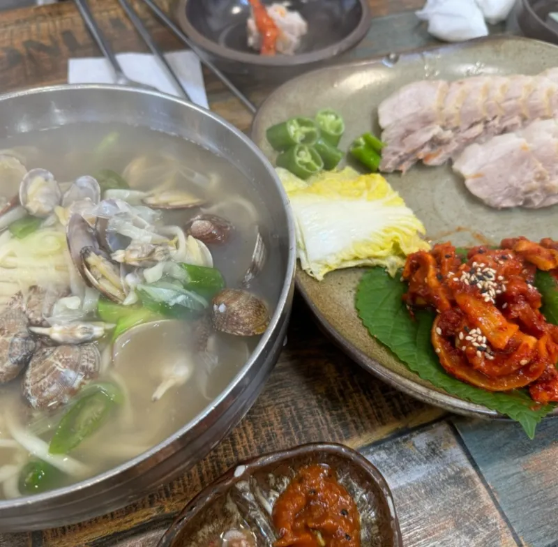 Best Trotters in Yeouido - Pulhyanggi Bossam Kalguksu