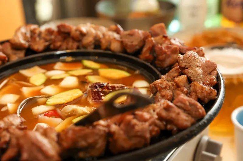 Mejor cold noodles en Hongdae - 고고갈비 홍대점