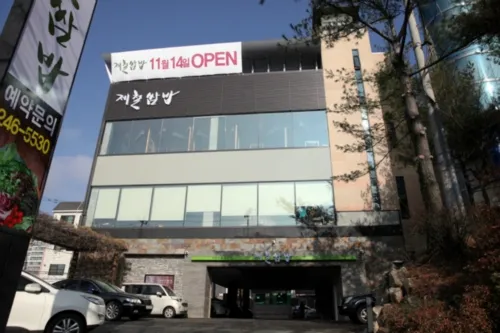 Best Seasonal Lettuce Wrap in Suwon - Jecheol Ssambap