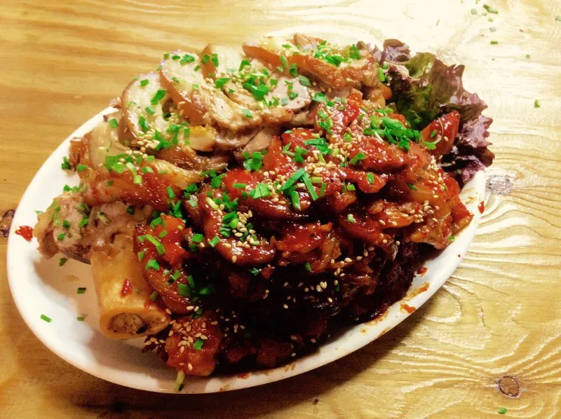 Mejor Spicy Pork Feet en Shinchon - 대현매운족발 본점