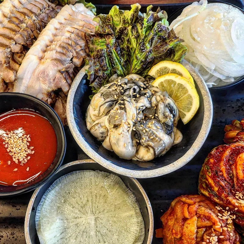 Mejor Pork Dishes en  - 꽃피우는기와보쌈 일산본점