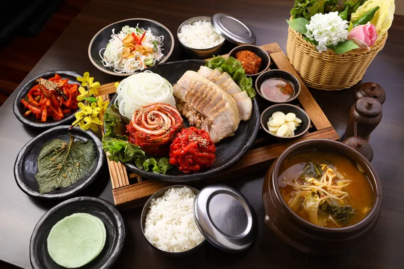 Mejor Pork Dishes en  - 꽃피우는기와보쌈 일산본점