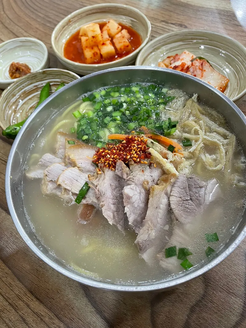 Mejor Bo ssam en Jeju City - 효퇴국수국밥