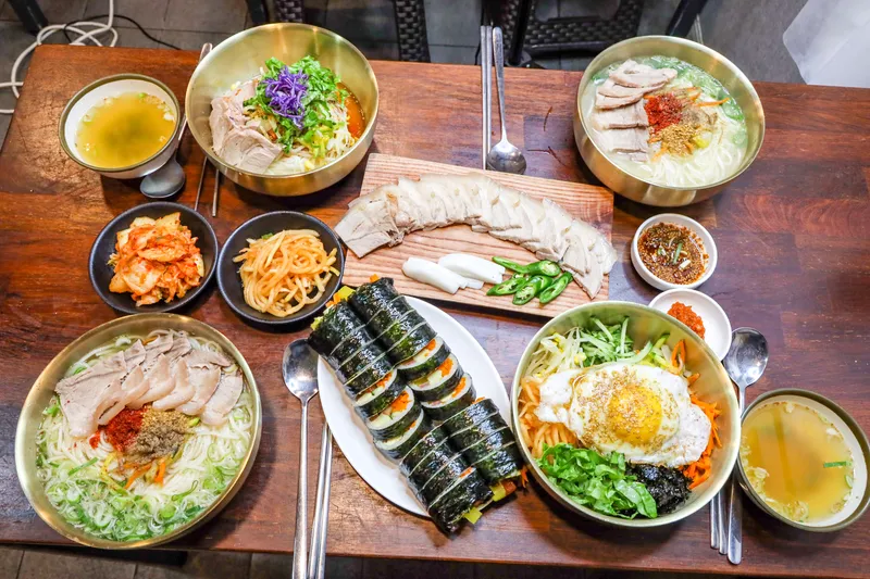 Dongmun Sijang Gogi Guksu Geumbok Sikdang