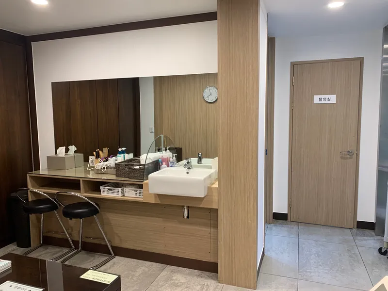 Gangnam U Tae Ha Dermatology Clinic