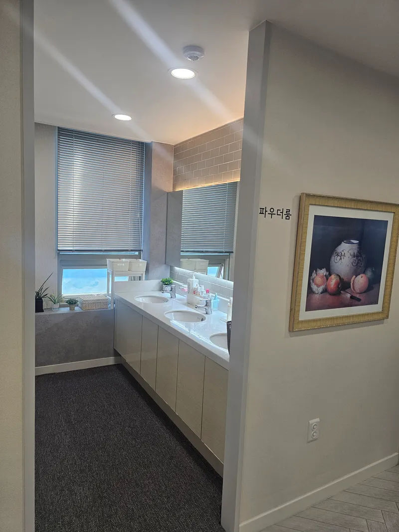 Apgujeong Richmoa Clinic